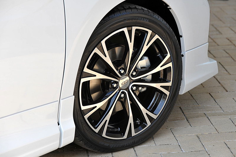 無限ステップワゴンはスパーダ専用の「フロントアンダースポイラー」「サイドガーニッシュ」「リアアンダースポイラー」、18インチアルミホイール「MDW」などを装着