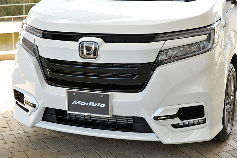 Moduloのステップワゴンでは「フロントグリルモールディング」といった外装パーツに加え、両手がふさがっていてもスライドドアの開閉ができる「ハンズフリースライドドア」や、ドアの開閉に連動して補助ステップが作動する「オートサイドステップ」などを装着