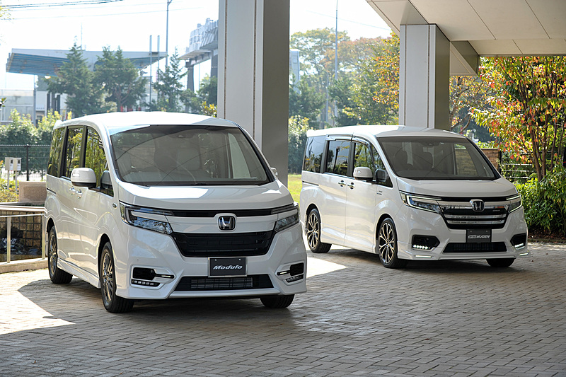 会場には純正アクセサリーを装着する<a href="https://car.watch.impress.co.jp/docs/news/1082923.html">Moduloのステップワゴン</A>（左）、<a href="https://car.watch.impress.co.jp/docs/news/1083369.html">無限（M-TEC）の各種パーツ</A>を装着するステップワゴン（右）も展示されていた