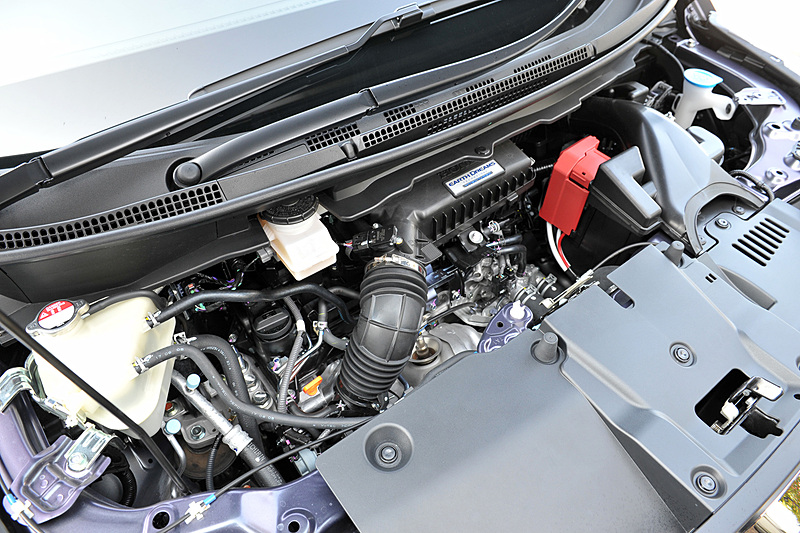 ガソリン車が搭載する直列4気筒DOHC 1.5リッター直噴ターボエンジンは、最高出力110kW（150PS）/5500rpm、最大トルク203Nm（20.7kgm）/1600-5000rpmを発生。Cool SpiritのJC08モード燃費は15.4km/L（4WDは15.0km/L）