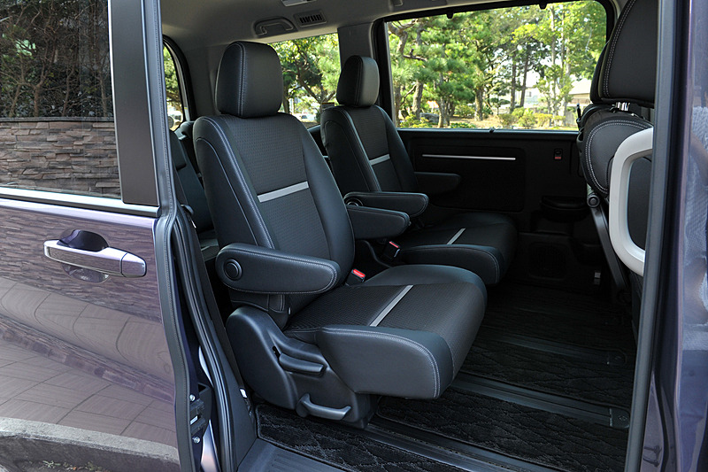 Cool Spiritのインテリア。カラーは専用のブラック×シルバー