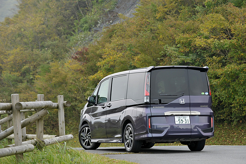 ガソリン車に設定される「スパーダ Cool Spirit Honda SENSING」（2WD/305万1000円）。2WD（FF）車のみラインアップで唯一17インチアルミホイール（205/55 R17）を装着する