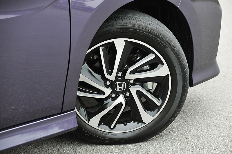 ガソリン車に設定される「スパーダ Cool Spirit Honda SENSING」（2WD/305万1000円）。2WD（FF）車のみラインアップで唯一17インチアルミホイール（205/55 R17）を装着する