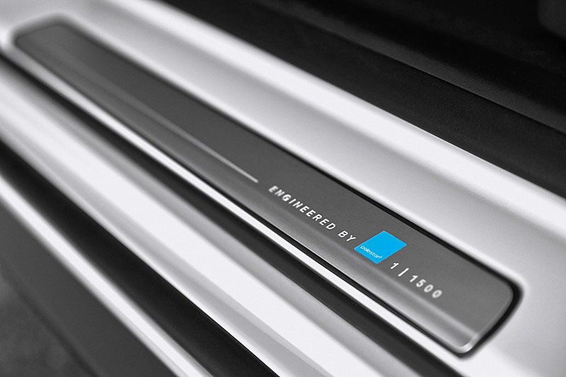 専用フロントスカッフプレートには1500までのシリアルナンバーが刻まれる