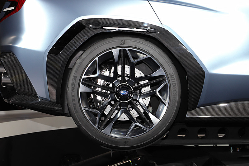 フェンダーまわりに装着されているカーボン製のクラッディングは機能パーツとして、上部には白いエアスタビライザーが、後部にはタイヤハウスの中に入った空気を逃がすスリットがそれぞれ装着されている