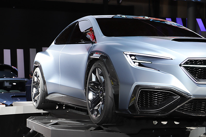 「斜めから見たリアフェンダーの、野生動物がいかにも飛び出そうとしているときのような“モリッ”とした筋肉質な感じをぜひ見てください」と河内氏は話していた