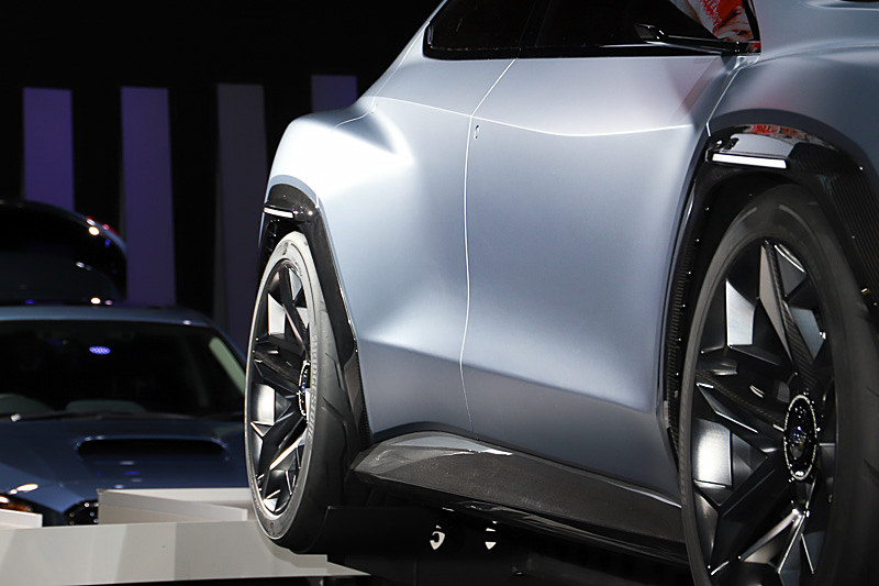 「斜めから見たリアフェンダーの、野生動物がいかにも飛び出そうとしているときのような“モリッ”とした筋肉質な感じをぜひ見てください」と河内氏は話していた