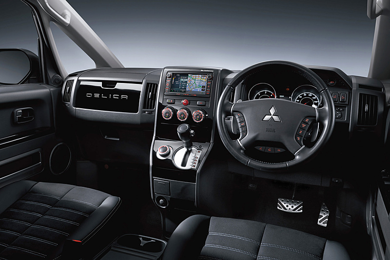 デリカD：5 シャモニーのインテリア。カーナビのある右上に「10th Anniversary」ロゴを設定