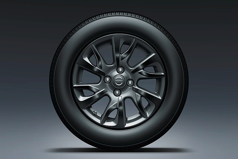 標準装着されるグロスブラックの15インチアルミホイール。タイヤサイズは185/65 R15