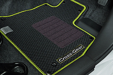 ライトグリーンのパイピングが鮮やかなオプション設定の専用デュアルカーペット（フロアカーペット消臭機能付）