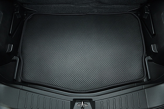 濡れたり汚れたりしたアウトドア用品を入れるときに便利な専用防水ラゲッジマット