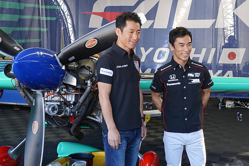 室屋義秀選手（No.31 チーム ファルケン、日本）奥は応援に駆けつけた佐藤琢磨選手