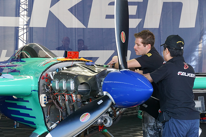 ハンガー内では、随時機体の整備や調整が行なわれている