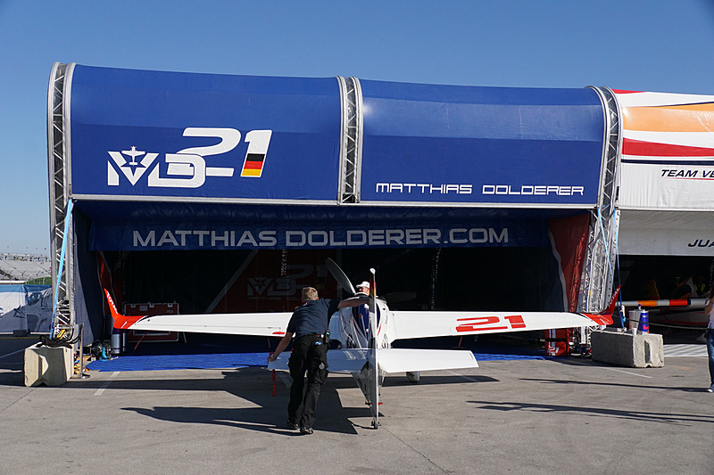 ハンガーからは人力で出し入れする