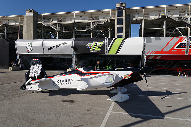 機体は待機場所まで人力で移動させる