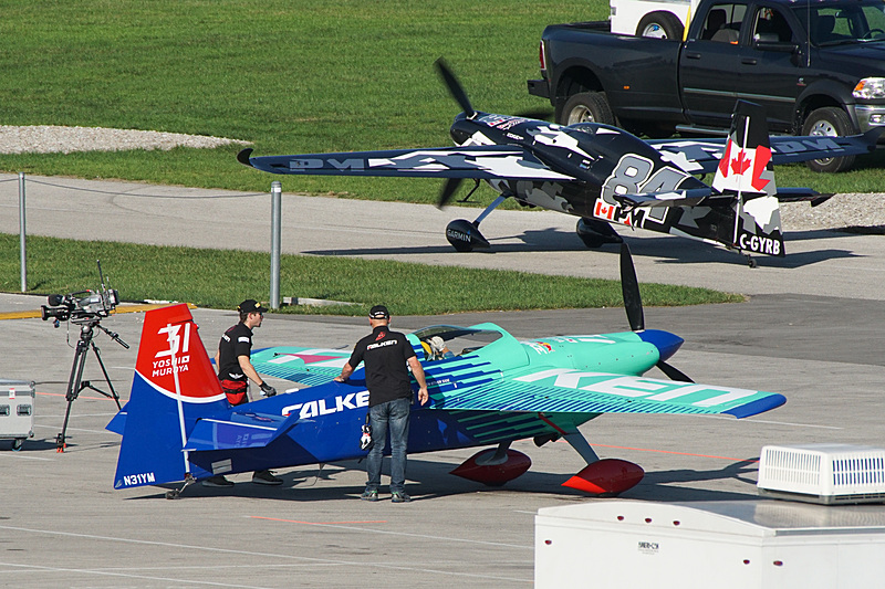 ここはハンガー横にあるレース前の待機場所。ここでエンジンをかけて待機