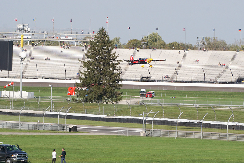 コース内に滑走路があり離陸。すぐに競技が始まる