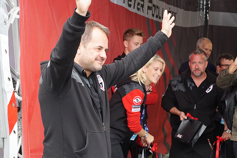 ハンガー前で引退の挨拶をするピーター・ポドランセック選手