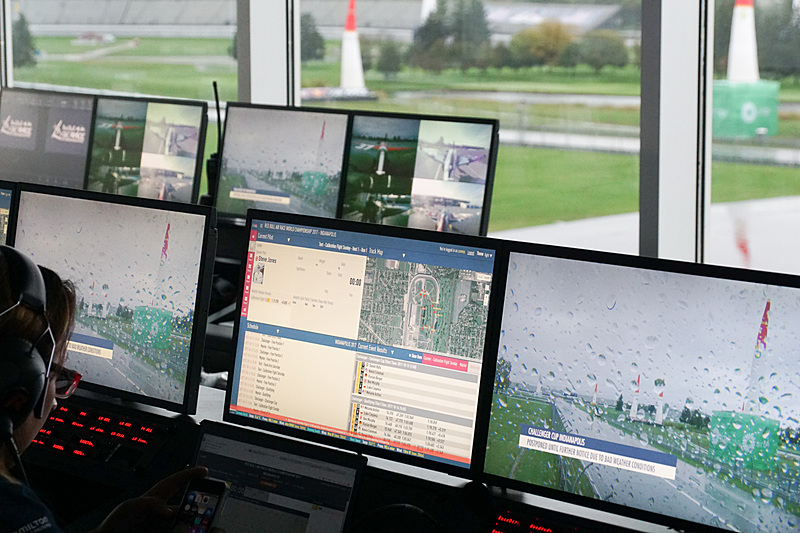 画面にはカメラの映像やマップ、現在の情報などが表示されている