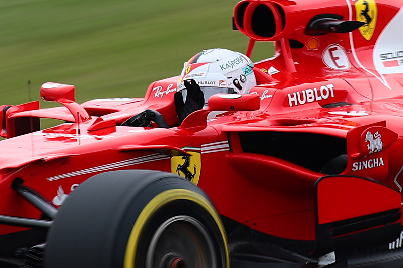 フリー走行で逆バンクを走行するベッテル。EOS 5D Mark IVで撮影。左手を挙げている理由は不明