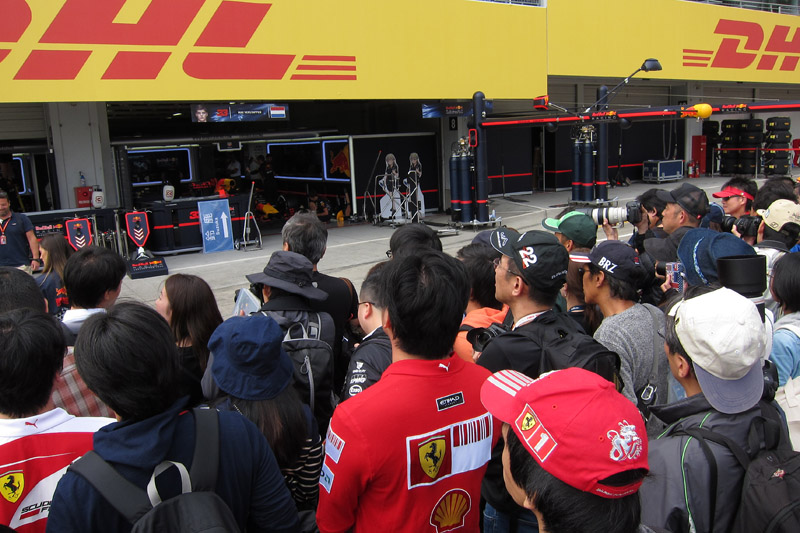 ピットウォークは大混雑。ドライバーがコースチェックに出るときは目の前を通り抜けていく。タイヤ交換の練習を間近で見ると迫力満点だ