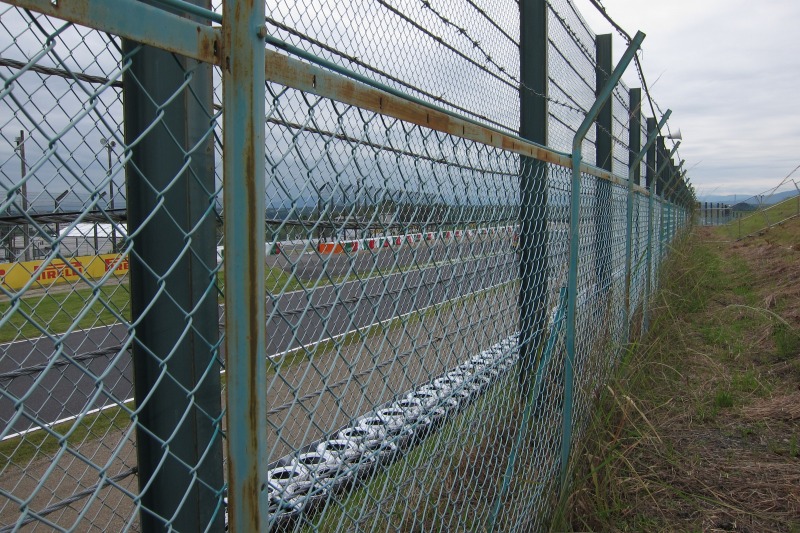 130R側もこの金網を回避する方法が筆者には思い浮かばなかった