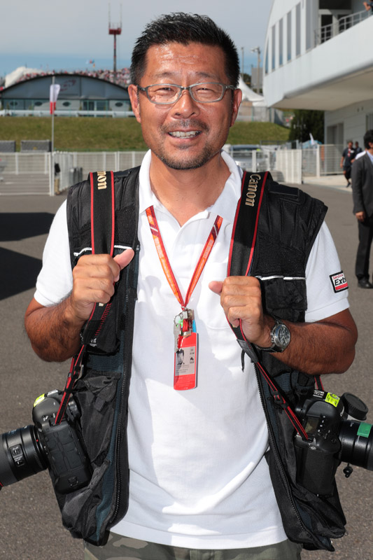 日曜日のパドックで熱田さんを撮影。カメラを向けると背後にいるF1ドライバーを撮っていると勘違いして避けてくれようとしたので「熱田さんです」と言うと「俺？」と笑顔で答えていただいたので、「はい、記事で使わせていただきます」と言って撮影。使わせていただきました