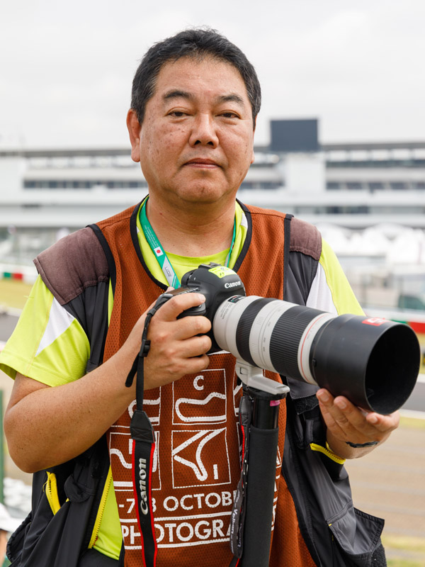 貸出機と同じEF100-400mm F4.5-5.6L IS II USMを付けたEOS 5D Mark IVを持つ筆者。来年は痩せよう（撮影：デジタルカメラマガジン編集長 福島晃）