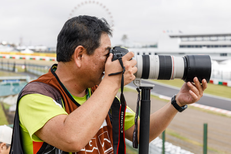 撮っている姿もデジタルカメラマガジンの編集長に撮ってもらった。マシンは走っていませんが……（撮影：デジタルカメラマガジン編集長 福島晃）