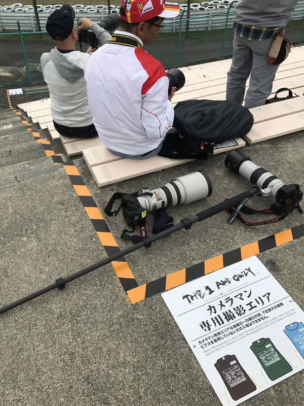 最上段だけでなく、最下段までダンロップ側の1ブロックがカメラマンエリア