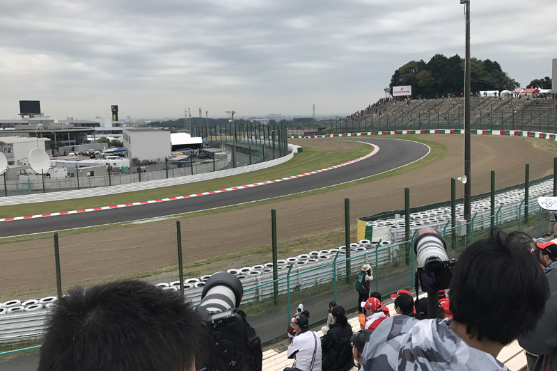 逆バンクの左端で撮影開始