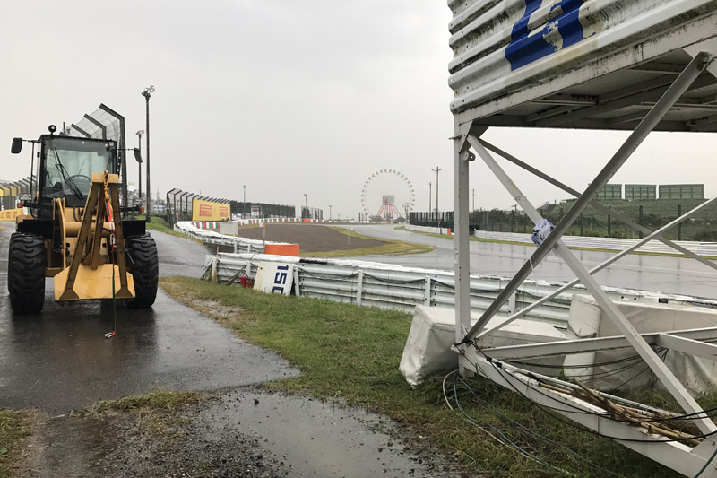 ポストの下で1時間半ほど雨宿り。風が強く濡れるし寒いし辛い待ち時間となった。ちなみにこのポストはビアンキ選手の事故現場だ