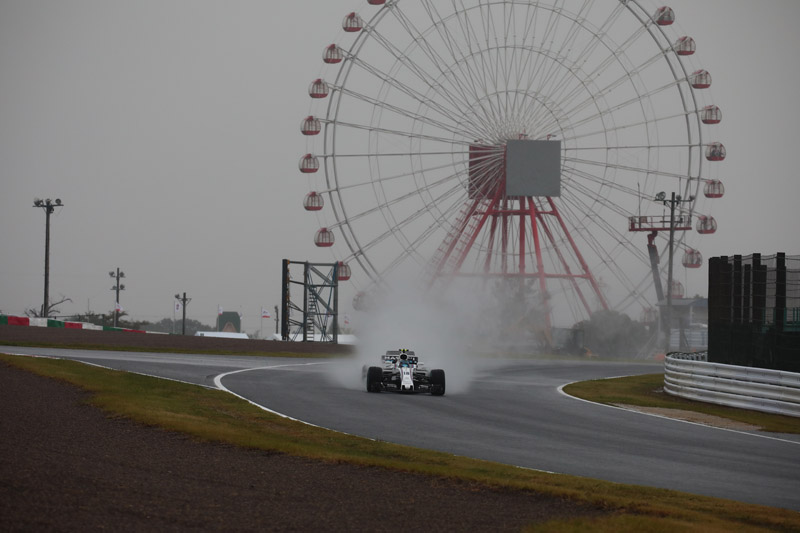 ポスト付近に戻って観覧車をバックに撮影。このときはウィリアムズしか通らなかった