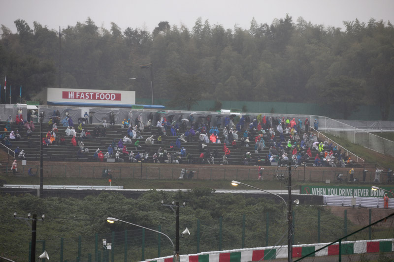 ヘアピンの観客席も空席が目立つ。常設席下のカメラマンエリアも10人ほど