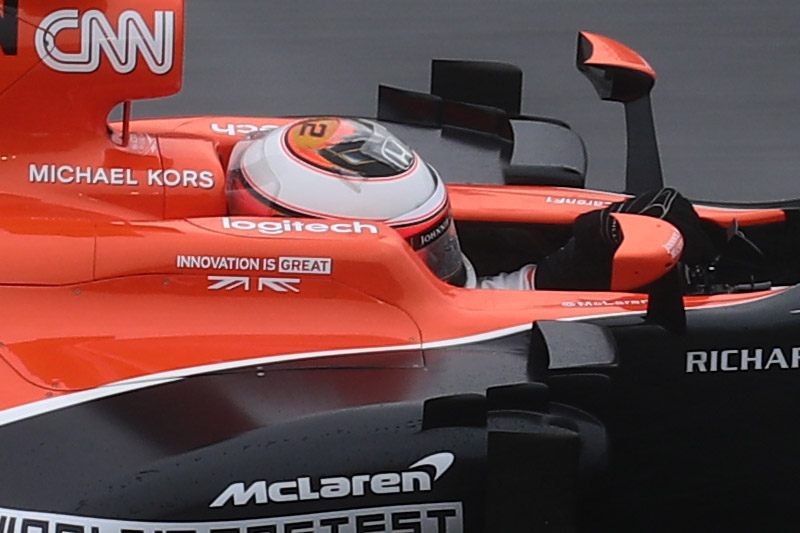 バンドーン、ハミルトン、アロンソのコックピット付近をトリミングした写真。EOS 5D Mark IVの高解像度は魅力だ