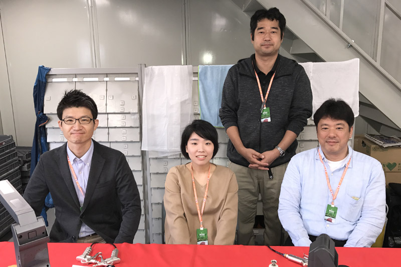 MotoGPのサポートメンバーは、左から福原聡さん（プロサポート部キヤノンサロン課）、梨澤萌さん（イメージコミュニケーションテクニカルセンター）、中島淳さん（プロサポート計画課）、根岸肇さん（西日本プロサポート課）