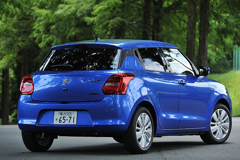 試乗車のスイフト ハイブリッド SL。ボディサイズは3840×1695×1500mm（全長×全幅×全高）でホイールベースは2450mm。ボディカラーは「スピーディーブルーメタリック」