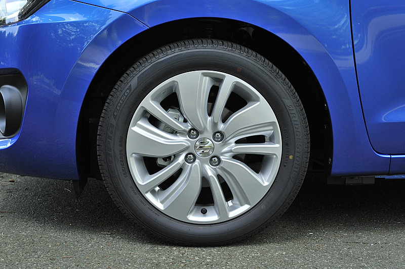 ハイブリッド SLはアルミホイールを標準装備。タイヤサイズは185/55 R16