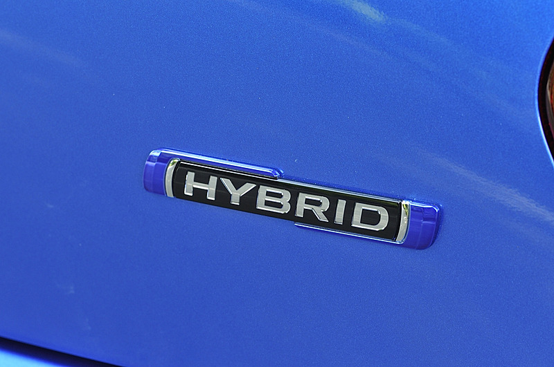 リアハッチに「ハイブリッドエンブレム」を装着