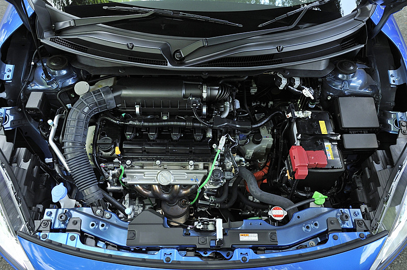 パワートレーンは直列4気筒DOHC 1.2リッターの自然吸気エンジン「K12C」型と、「MGU」とも呼ばれる「PB05A」型の交流同期電動機を組み合わせ。エンジンは最高出力67kW（91PS）/6000rpm、最大トルク118Nm（12.0kgm）/4400rpmを発生し、MGUは最高出力10kW（13.6PS）/3185-8000rpm、最大トルク30Nm（3.1kgm）/1000-3185rpmを発生