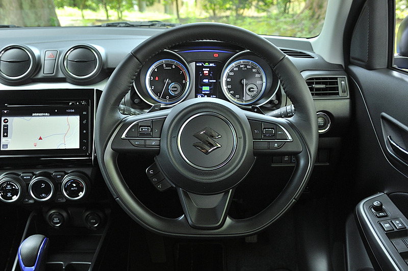 本革巻きステアリング、パドルシフトを標準装備