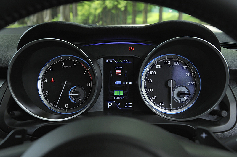 ブルーイルミネーションを備えるハイブリッド専用メーター。左側のタコメーター内にMGUのアシスト量や減速による回生発電量を表示する「モーターパワーメーター」を設置。中央にはカラー表示のマルチインフォメーションディスプレイも備える