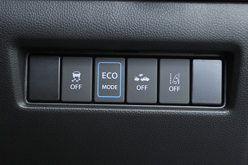 5速AGSのシフトセレクターにハイブリッド専用のブルーオーナメントを設定。運転席の右前方にある「エコモードスイッチ」を押すことで、アクセル操作に対する駆動力の発生やアイドリングストップ頻度、空調設定などが「標準モード」から「エコモード」に切り替わる