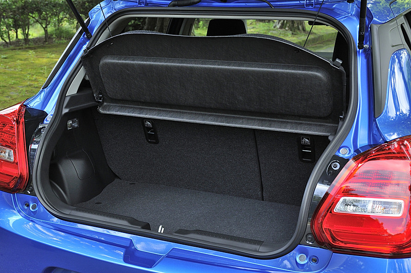ラゲッジスペースは奥行き597mm、横幅1140mm、高さ725mmで、VDA法の荷室容量は178L。リアシートを前に倒すと最大500Lまで拡大可能