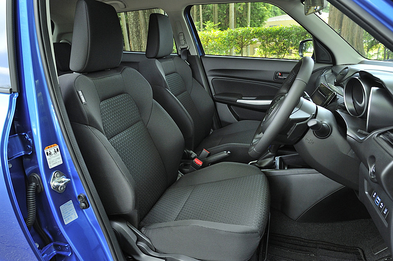 シート表皮はブラックのファブリックのみ