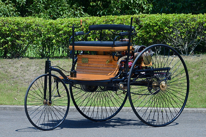 1886年に「世界初のガソリン自動車」として登場した「ベンツ パテント モトールヴァーゲン」（レプリカ）や20世紀初頭に活躍したEV（電気自動車）の「ベイカー エレクトリック」など、さまざまな動力源で走るクルマを一堂に展示。“過去を振り返り未来を想う”という企画展示となる