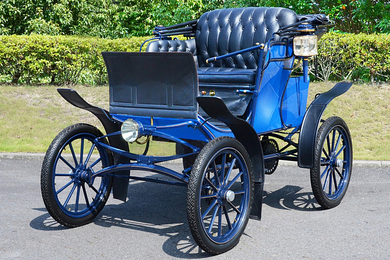 1886年に「世界初のガソリン自動車」として登場した「ベンツ パテント モトールヴァーゲン」（レプリカ）や20世紀初頭に活躍したEV（電気自動車）の「ベイカー エレクトリック」など、さまざまな動力源で走るクルマを一堂に展示。“過去を振り返り未来を想う”という企画展示となる