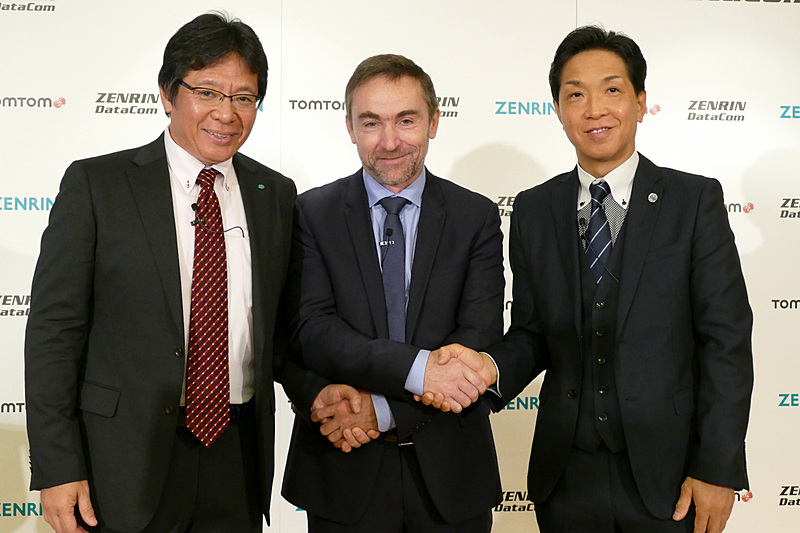 左から株式会社ゼンリン 上席執行役員 第二事業本部長の藤沢秀幸氏、TomTom International B.V. オートモーティブ事業部 マネージングディレクターのアントワン・ソウサー氏、株式会社ゼンリンデータコム 代表取締役社長の清水辰彦氏