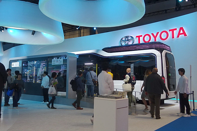 水素と酸素を科学反応させて作った電気でモーターを駆動させて走る燃料電池バスは、すでに東京都内で運行中。ただし停留所は既存のものを使い、自動運転などはナシ