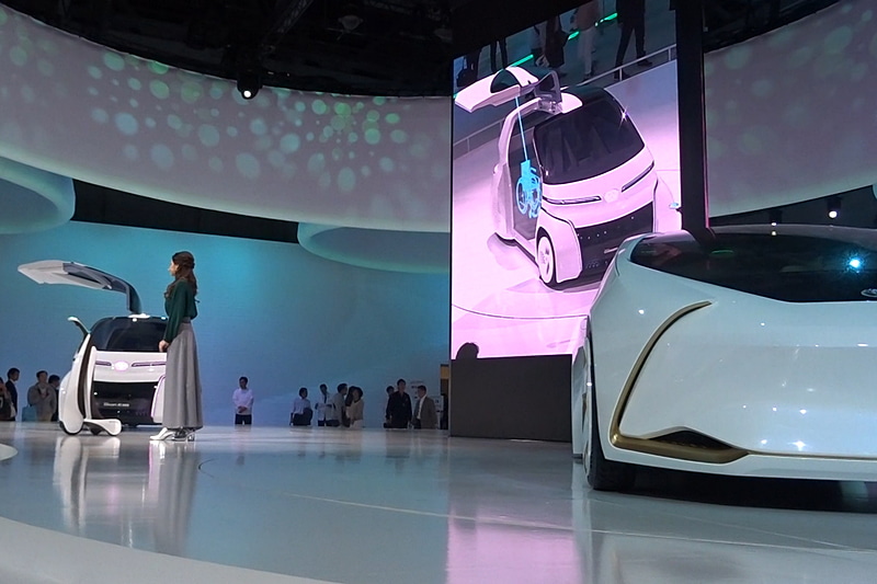 ステージデモでは、車椅子をガルウィングドアから垂れたフックに掛けることで、後部シートに収納する仕組みが説明された。